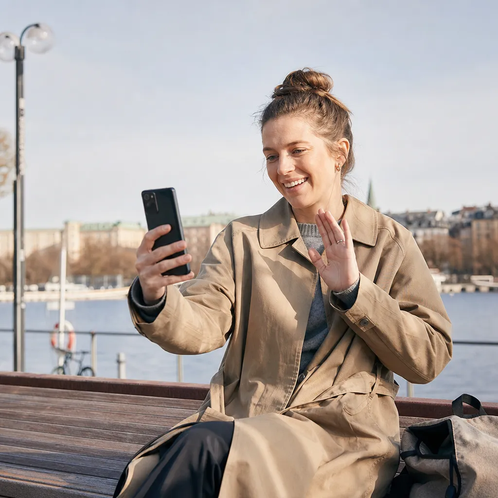 Person använder snabb 5G-surf i mobilen utomhus i en nordisk stadsmiljö